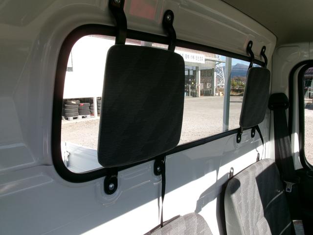 スクラムトラック ＫＣスペシャル　４ＷＤ　５ＭＴ　エアコン　パワーステアリング　純正ラジオ（18枚目）