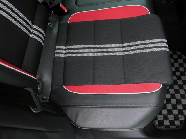GTI アディダス 専用デザインシート、18インチホイール、LEDテールランプが特徴の国内350台特別仕様限定車です。(15枚目)
