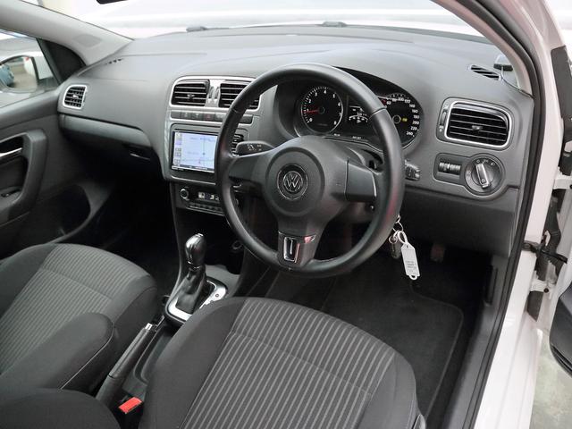 ポロ ＴＳＩハイライン　純正オプションバイキセノンヘッドライト　ＳＤナビ　Ｂｌｕｅｔｏｏｔｈ　バックカメラ　クリアランスソナー　オートエアコン　ＥＴＣ　グー鑑定車（10枚目）