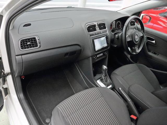ポロ ＴＳＩハイライン　純正オプションバイキセノンヘッドライト　ＳＤナビ　Ｂｌｕｅｔｏｏｔｈ　バックカメラ　クリアランスソナー　オートエアコン　ＥＴＣ　グー鑑定車（14枚目）