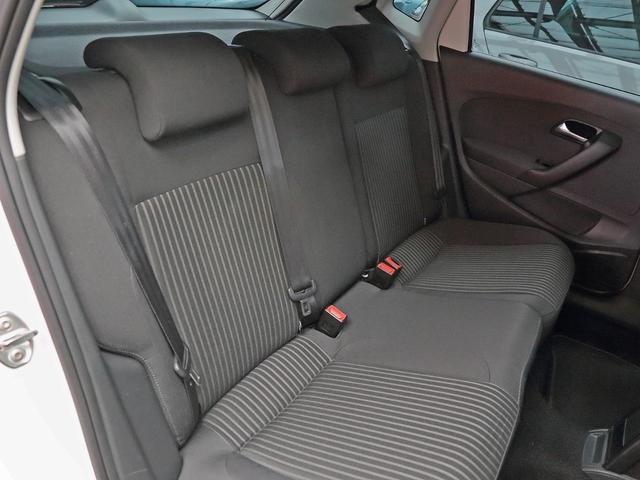 ポロ ＴＳＩハイライン　純正オプションバイキセノンヘッドライト　ＳＤナビ　Ｂｌｕｅｔｏｏｔｈ　バックカメラ　クリアランスソナー　オートエアコン　ＥＴＣ　グー鑑定車（16枚目）