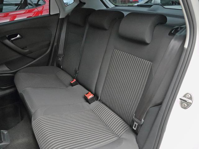 ポロ ＴＳＩハイライン　純正オプションバイキセノンヘッドライト　ＳＤナビ　Ｂｌｕｅｔｏｏｔｈ　バックカメラ　クリアランスソナー　オートエアコン　ＥＴＣ　グー鑑定車（18枚目）