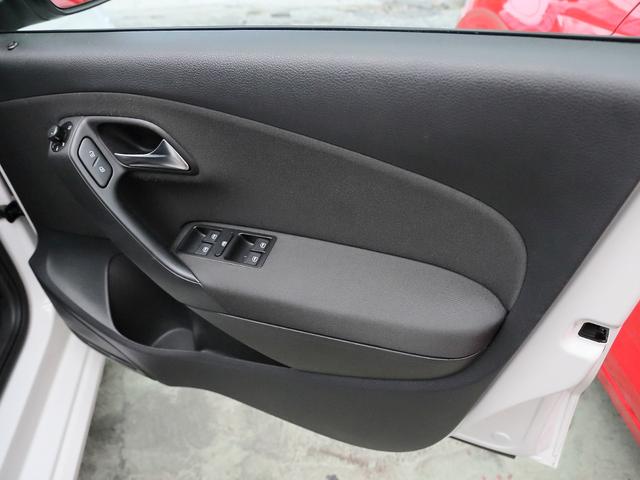 ポロ ＴＳＩハイライン　純正オプションバイキセノンヘッドライト　ＳＤナビ　Ｂｌｕｅｔｏｏｔｈ　バックカメラ　クリアランスソナー　オートエアコン　ＥＴＣ　グー鑑定車（33枚目）