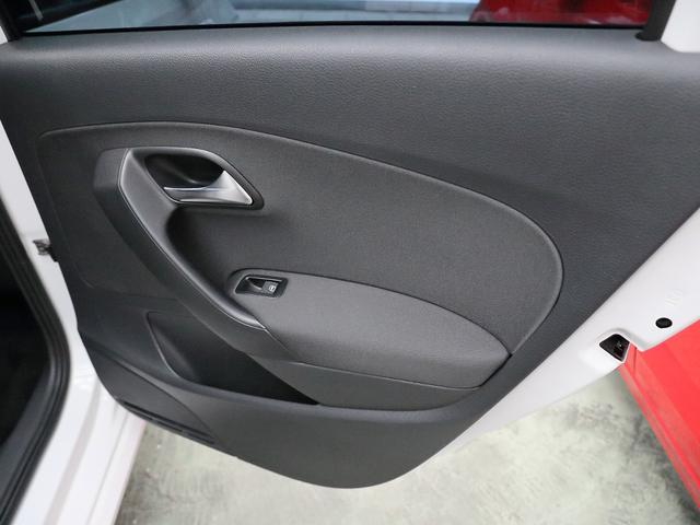 ポロ ＴＳＩハイライン　純正オプションバイキセノンヘッドライト　ＳＤナビ　Ｂｌｕｅｔｏｏｔｈ　バックカメラ　クリアランスソナー　オートエアコン　ＥＴＣ　グー鑑定車（36枚目）