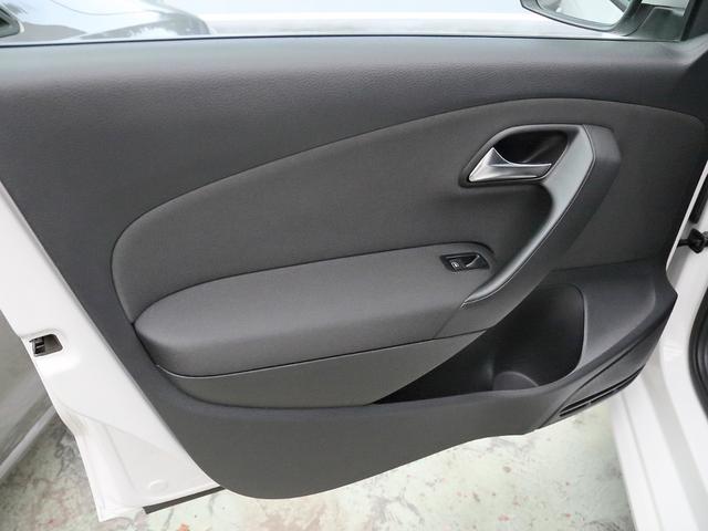 ポロ ＴＳＩハイライン　純正オプションバイキセノンヘッドライト　ＳＤナビ　Ｂｌｕｅｔｏｏｔｈ　バックカメラ　クリアランスソナー　オートエアコン　ＥＴＣ　グー鑑定車（37枚目）