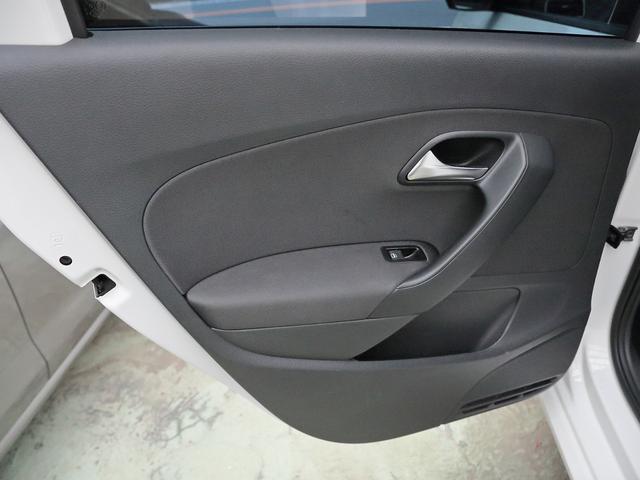 ポロ ＴＳＩハイライン　純正オプションバイキセノンヘッドライト　ＳＤナビ　Ｂｌｕｅｔｏｏｔｈ　バックカメラ　クリアランスソナー　オートエアコン　ＥＴＣ　グー鑑定車（38枚目）