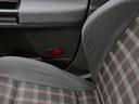 運転席シートのサイドサポート部分のシワ。