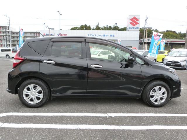 ノート Ｘ　Ｖセレクション　インテリジェントエマージェンシーブレーキ　アラウンドビューモニター　インテリジェントルームミラー　純正ナビ　地デジＴＶ　オートライト　アイドリングストップ　ＥＴＣ　プッシュスタート　スマートキー（4枚目）