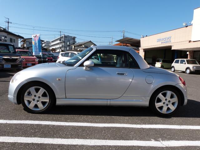 コペン アクティブトップ　電動オープン　ＭＴモード付き　赤レザーシート　シートヒーター　フォグランプ　社外ナビ　フルセグＴＶ　Ｂｌｕｅｔｏｏｔｈオーディオ　純正アルミ　キーレス（5枚目）