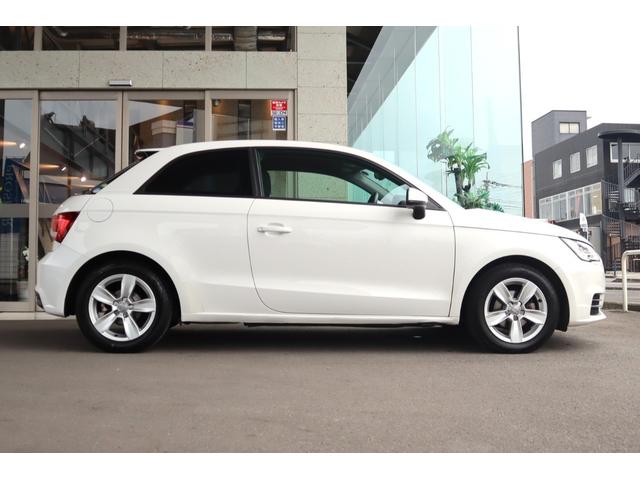 Ａ１ １．０ＴＦＳＩ　ナビキセノンプラスＰ　コンビニエンスＰ　右ハンドル　ディーラー車（4枚目）