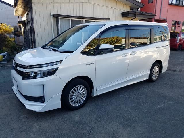 ヴォクシー ハイブリッドＶ　スマートキー・９インチナビ・フルセグＴＶ・走行中見れます・ブルートゥース・バックモニター・後席フリップダウンモニター・ＥＴＣ・ＴＲＤフルエアロ・ＦＯＧ・１５アルミ・両側パワースライドドア・車検９年６月（5枚目）