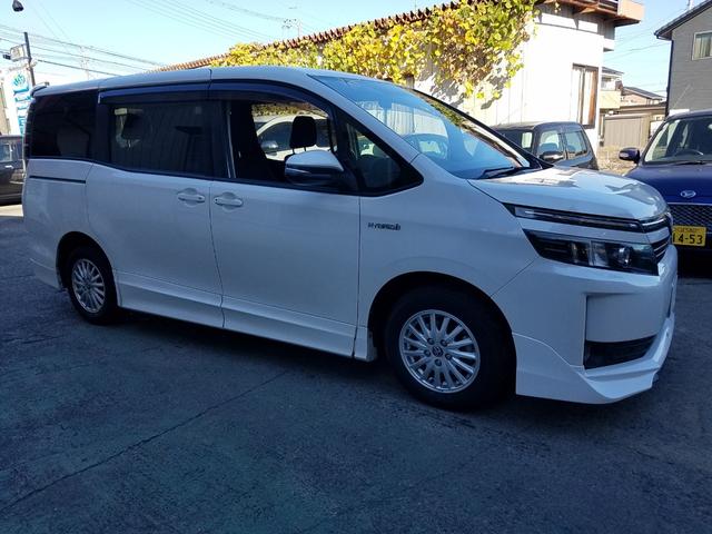 ヴォクシー ハイブリッドＶ　スマートキー・９インチナビ・フルセグＴＶ・走行中見れます・ブルートゥース・バックモニター・後席フリップダウンモニター・ＥＴＣ・ＴＲＤフルエアロ・ＦＯＧ・１５アルミ・両側パワースライドドア・車検９年６月（6枚目）