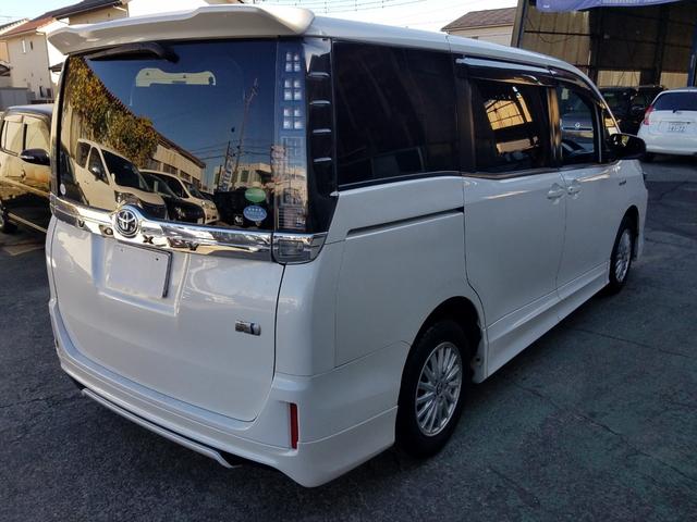 ヴォクシー ハイブリッドＶ　スマートキー・９インチナビ・フルセグＴＶ・走行中見れます・ブルートゥース・バックモニター・後席フリップダウンモニター・ＥＴＣ・ＴＲＤフルエアロ・ＦＯＧ・１５アルミ・両側パワースライドドア・車検９年６月（7枚目）