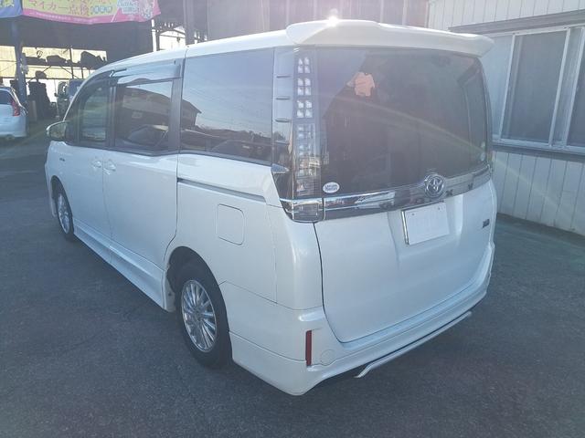 ヴォクシー ハイブリッドＶ　スマートキー・９インチナビ・フルセグＴＶ・走行中見れます・ブルートゥース・バックモニター・後席フリップダウンモニター・ＥＴＣ・ＴＲＤフルエアロ・ＦＯＧ・１５アルミ・両側パワースライドドア・車検９年６月（9枚目）