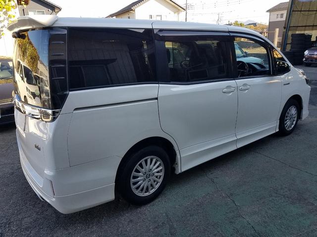 ヴォクシー ハイブリッドＶ　スマートキー・９インチナビ・フルセグＴＶ・走行中見れます・ブルートゥース・バックモニター・後席フリップダウンモニター・ＥＴＣ・ＴＲＤフルエアロ・ＦＯＧ・１５アルミ・両側パワースライドドア・車検９年６月（10枚目）