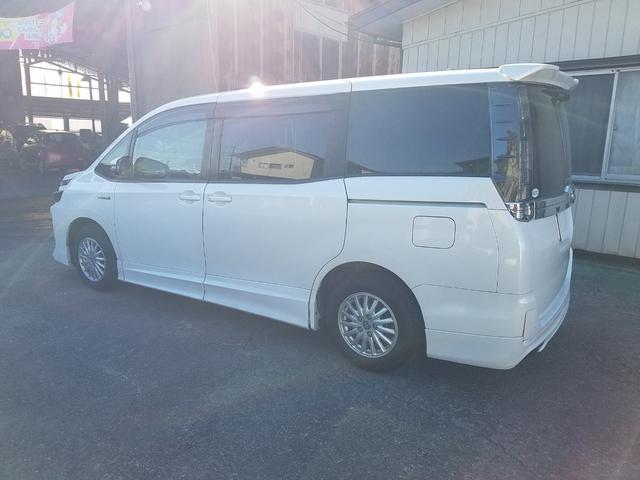 ヴォクシー ハイブリッドＶ　スマートキー・９インチナビ・フルセグＴＶ・走行中見れます・ブルートゥース・バックモニター・後席フリップダウンモニター・ＥＴＣ・ＴＲＤフルエアロ・ＦＯＧ・１５アルミ・両側パワースライドドア・車検９年６月（11枚目）