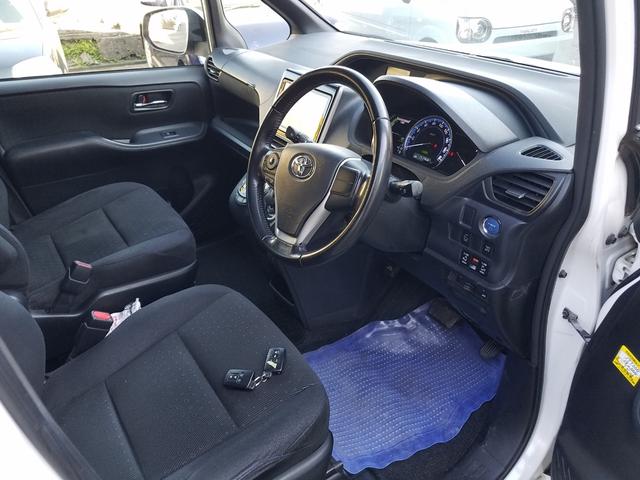 ヴォクシー ハイブリッドＶ　スマートキー・９インチナビ・フルセグＴＶ・走行中見れます・ブルートゥース・バックモニター・後席フリップダウンモニター・ＥＴＣ・ＴＲＤフルエアロ・ＦＯＧ・１５アルミ・両側パワースライドドア・車検９年６月（12枚目）