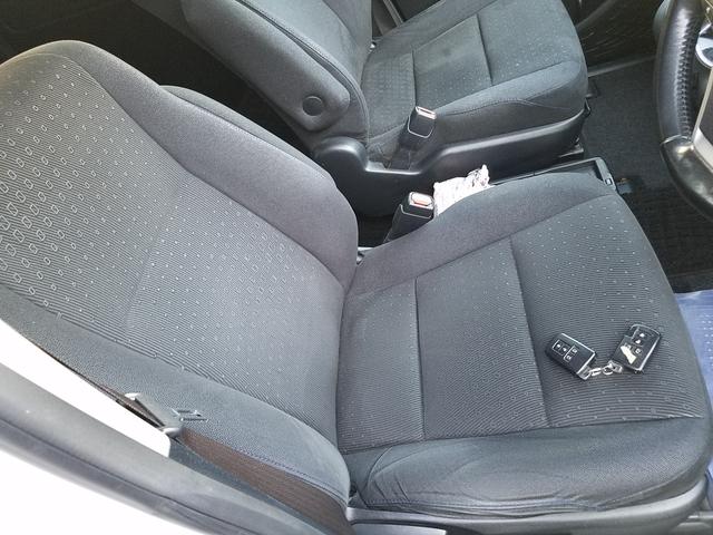 ヴォクシー ハイブリッドＶ　スマートキー・９インチナビ・フルセグＴＶ・走行中見れます・ブルートゥース・バックモニター・後席フリップダウンモニター・ＥＴＣ・ＴＲＤフルエアロ・ＦＯＧ・１５アルミ・両側パワースライドドア・車検９年６月（13枚目）