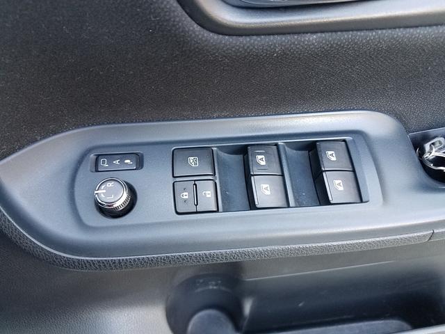 ヴォクシー ハイブリッドＶ　スマートキー・９インチナビ・フルセグＴＶ・走行中見れます・ブルートゥース・バックモニター・後席フリップダウンモニター・ＥＴＣ・ＴＲＤフルエアロ・ＦＯＧ・１５アルミ・両側パワースライドドア・車検９年６月（15枚目）