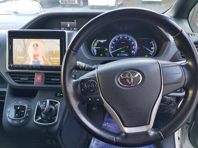 ヴォクシー ハイブリッドＶ　スマートキー・９インチナビ・フルセグＴＶ・走行中見れます・ブルートゥース・バックモニター・後席フリップダウンモニター・ＥＴＣ・ＴＲＤフルエアロ・ＦＯＧ・１５アルミ・両側パワースライドドア・車検９年６月（17枚目）