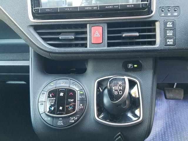 ヴォクシー ハイブリッドＶ　スマートキー・９インチナビ・フルセグＴＶ・走行中見れます・ブルートゥース・バックモニター・後席フリップダウンモニター・ＥＴＣ・ＴＲＤフルエアロ・ＦＯＧ・１５アルミ・両側パワースライドドア・車検９年６月（18枚目）