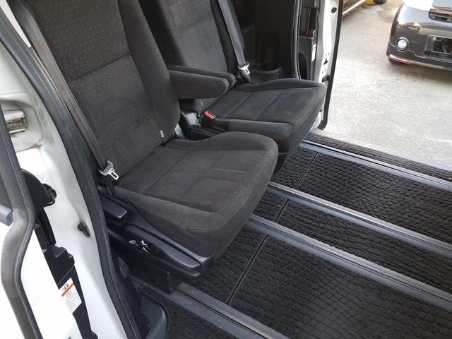 ヴォクシー ハイブリッドＶ　スマートキー・９インチナビ・フルセグＴＶ・走行中見れます・ブルートゥース・バックモニター・後席フリップダウンモニター・ＥＴＣ・ＴＲＤフルエアロ・ＦＯＧ・１５アルミ・両側パワースライドドア・車検９年６月（26枚目）