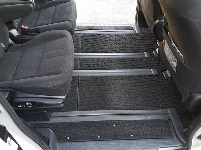 ヴォクシー ハイブリッドＶ　スマートキー・９インチナビ・フルセグＴＶ・走行中見れます・ブルートゥース・バックモニター・後席フリップダウンモニター・ＥＴＣ・ＴＲＤフルエアロ・ＦＯＧ・１５アルミ・両側パワースライドドア・車検９年６月（27枚目）