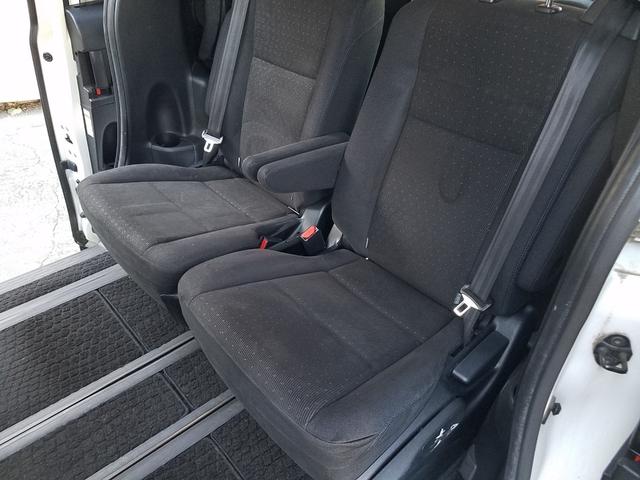 ヴォクシー ハイブリッドＶ　スマートキー・９インチナビ・フルセグＴＶ・走行中見れます・ブルートゥース・バックモニター・後席フリップダウンモニター・ＥＴＣ・ＴＲＤフルエアロ・ＦＯＧ・１５アルミ・両側パワースライドドア・車検９年６月（28枚目）