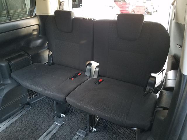 ヴォクシー ハイブリッドＶ　スマートキー・９インチナビ・フルセグＴＶ・走行中見れます・ブルートゥース・バックモニター・後席フリップダウンモニター・ＥＴＣ・ＴＲＤフルエアロ・ＦＯＧ・１５アルミ・両側パワースライドドア・車検９年６月（32枚目）