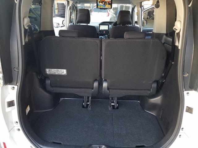 ヴォクシー ハイブリッドＶ　スマートキー・９インチナビ・フルセグＴＶ・走行中見れます・ブルートゥース・バックモニター・後席フリップダウンモニター・ＥＴＣ・ＴＲＤフルエアロ・ＦＯＧ・１５アルミ・両側パワースライドドア・車検９年６月（33枚目）