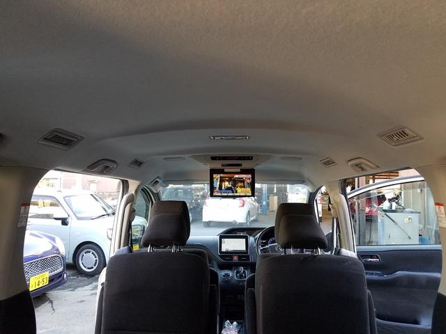 ヴォクシー ハイブリッドＶ　スマートキー・９インチナビ・フルセグＴＶ・走行中見れます・ブルートゥース・バックモニター・後席フリップダウンモニター・ＥＴＣ・ＴＲＤフルエアロ・ＦＯＧ・１５アルミ・両側パワースライドドア・車検９年６月（35枚目）