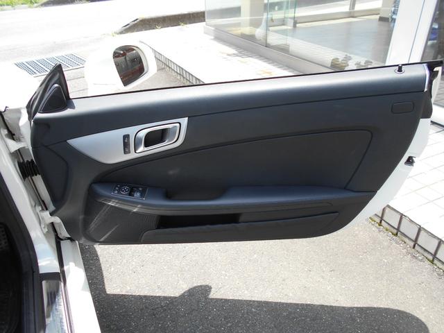 ＳＬＫ ＳＬＫ２００ブルーエフィシェンシー　ＭＴ　６速ＭＴ　レザーパッケージ　ブラックインテリア　純正ナビＴＶ　バイキセノン　バリオルーフ　ＥＴＣ　ガラスルーフ　純正１７インチＡＷ　保証書　記録簿　取説　スペアキーレス（17枚目）
