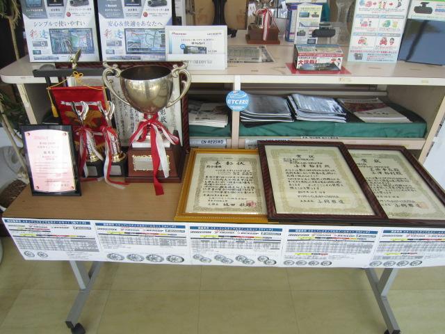 KCエアコン・パワステ農繁仕様 4WD 5MT 前後誤発進抑制機能 車線逸脱警報機能 リヤパーキングセンサー オートライト パートタイム4WD デフロック 荷台作業灯 アッパーメンバーガード リヤゲートチェーン アングルポストプロテクター(39枚目)
