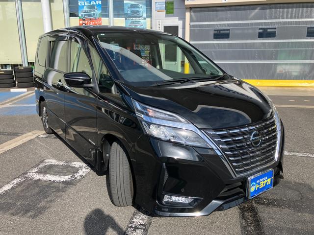 セレナ ハイウェイスターＶ　４ＷＤ　エマージェンシーブレキーキ　９インチフルセグナビ　ルーフモニター　バックカメラ　プロパイロット　ビルトインＥＴＣ　両側電動スライドドア　ハンズフリースライド　パーキングセンサー　車線逸脱抑制　ＬＥＤヘッドライト　オートハイビーム（3枚目）