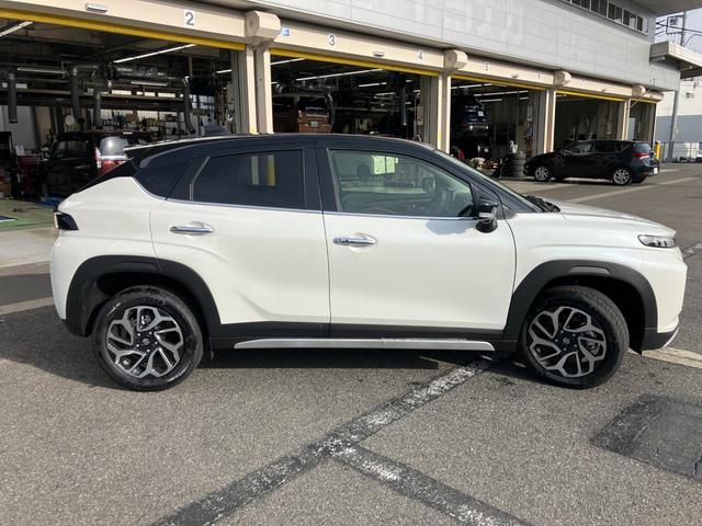 フロンクス ベースグレード　４ＷＤ　デュアルセンサーブレーキＩＩ　純正スズキコネクト９インチナビ　全方位カメラ　シートヒーター　ＥＴＣ　アダプティブクルーズ　パーキングセンサー　パドルシフト　ＬＥＤヘッドライト　ワイヤレス充電器　ヒルディセント　グリップコントロール（5枚目）