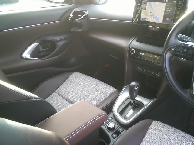 ヤリスクロス ハイブリッドＺ　４ＷＤ　トヨタセーフティセンス　純正８インチディスプレイオーディオ　メモリーナビ　パノラマモニター　ドライブレコーダー　ビルトインＥＴＣ　パワーシート　シートヒーター　レーダークルーズコントロール　パーキングセンサー（10枚目）