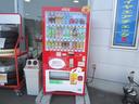 外には自動販売機も設置しております。価格は安く設定しています。