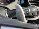 ★レーシング感覚で操れるパドルシフト★シフトレバーをMの位置にして+のレバーを引くとシフトアップ、-のレバーを引くとシフトダウンします!