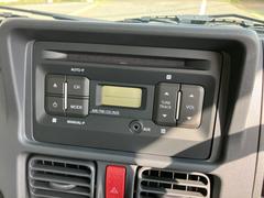 お気に入りの音楽を聴きながら楽しく運転できる！純正ＣＤステレオ付き♪別途カーナビも取り扱っていますのでご相談して下さい。 2