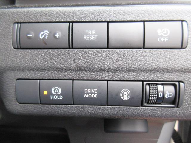 ご納車後も安心なプレミア保証をご提案いたします。ナビや電装品、エアコンなども含めた６００項目の充実した保証内容と安心のロードサービス付帯でサポートいたします。詳細はお尋ねください。