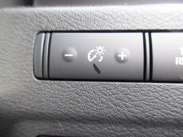 ご納車後も安心なプレミア保証をご提案いたします。ナビや電装品、エアコンなども含めた６００項目の充実した保証内容と安心のロードサービス付帯でサポートいたします。詳細はお尋ねください。