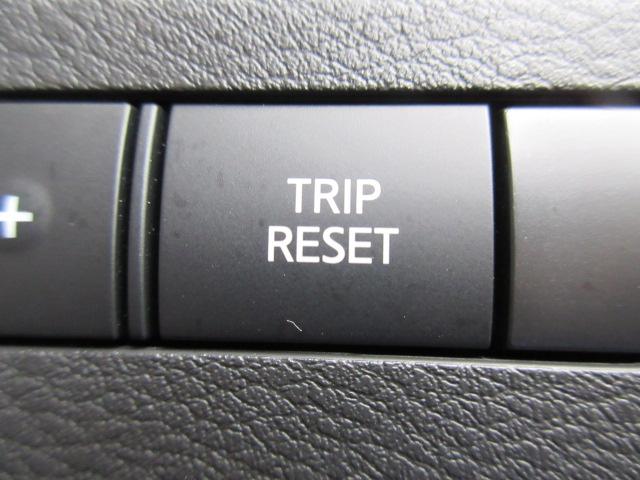 ご納車後も安心なプレミア保証をご提案いたします。ナビや電装品、エアコンなども含めた６００項目の充実した保証内容と安心のロードサービス付帯でサポートいたします。詳細はお尋ねください。