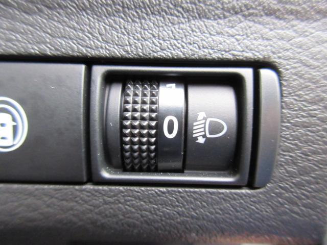 乗車人数や積載量によって傾くライト角度を任意で調整できる便利なレベライザーも装備しています！