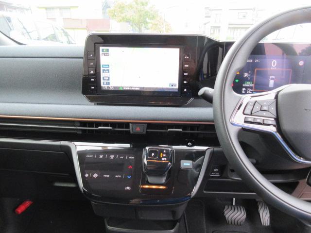 ご納車後も安心なプレミア保証をご提案いたします。ナビや電装品、エアコンなども含めた６００項目の充実した保証内容と安心のロードサービス付帯でサポートいたします。詳細はお尋ねください。