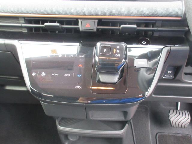 車内の空調はコレにお任せ！温度設定とスイッチ１つで年中設定温度に保つ便利なオートエアコンも装備されています！