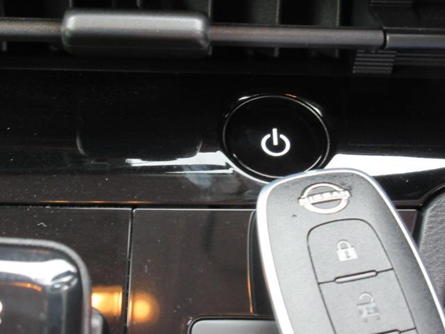 今流行でとても便利なスマートキーも装備！エンジン始動もキー開閉もキーフリーで行えて便利ですよ！