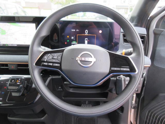 ステアリングにはナビに連動したオーディオスイッチも装備しています！