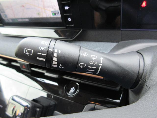 ワイパーの作動間隔を自由に調整できる速度調整機能付きの間欠ワイパースイッチが装備されています！