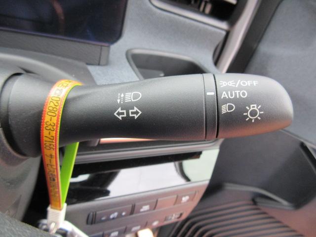 夜間やトンネルが多いところでのドライブ時に重宝するオートライト機能！外の明るさを感知して自動でライト点灯してくれます！