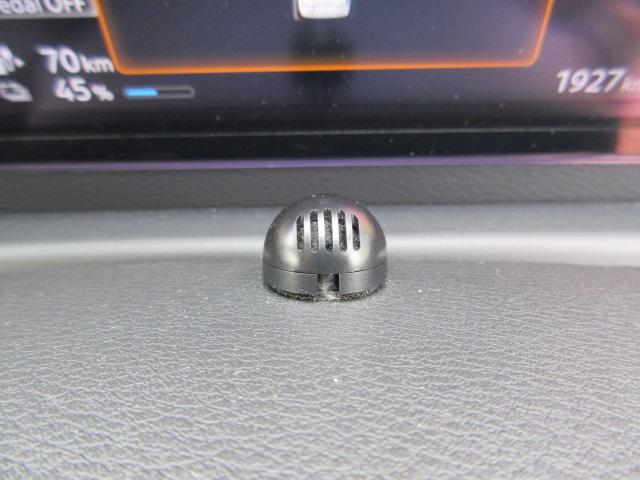 夜間やトンネルが多いところでのドライブ時に重宝するオートライト機能！外の明るさを感知して自動でライト点灯してくれます！